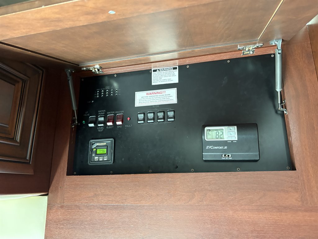 2011 Freightliner Xc Raised Rail Rear Engine Motor Home Chassis - $89,000